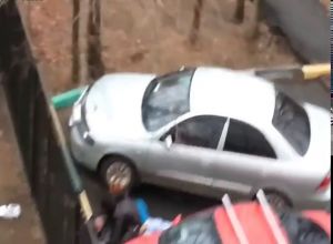 Пара на стоянке возле дома трахается а их незаметно снимают